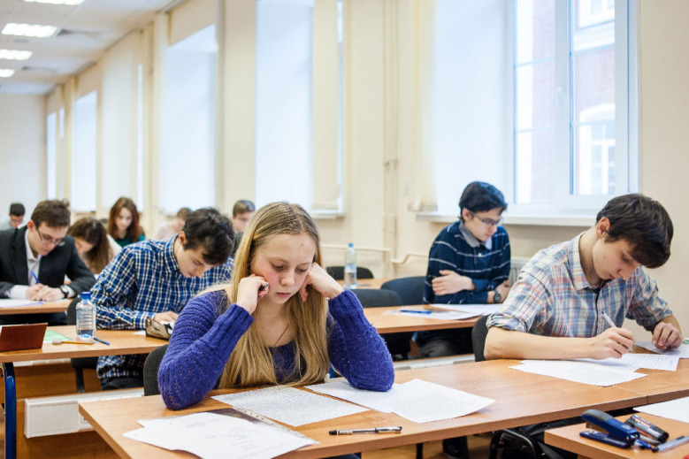Иллюстрация к новости: Поступление на платные места: прежняя цена и новые скидки на все время обучения