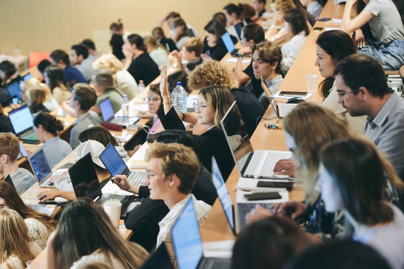 ВШЭ открывает программу подготовки элитных ИИ-специалистов в сфере прорывных технологий Иллюстрация к новости: ВШЭ открывает программу подготовки элитных ИИ-специалистов в сфере прорывных технологий